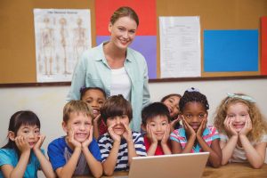 Kinder und Lehrerin Schule